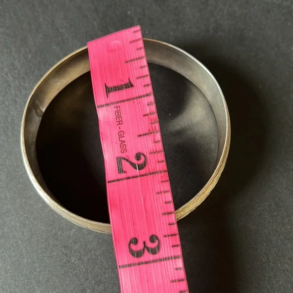 VINTAGE🗝️Lightweight Engraved Metal Bangle - Picture 7 of 7
